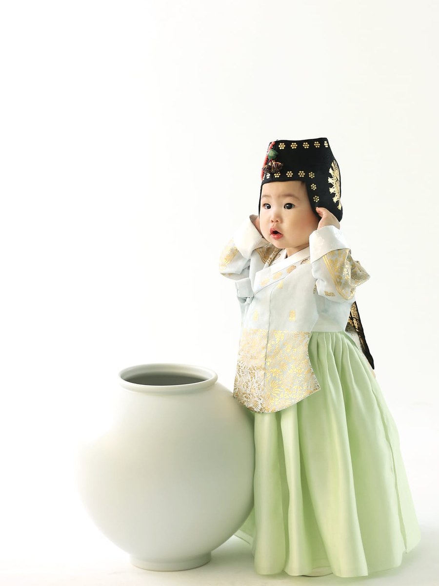 배경지 앞에서 찍은 돌사진